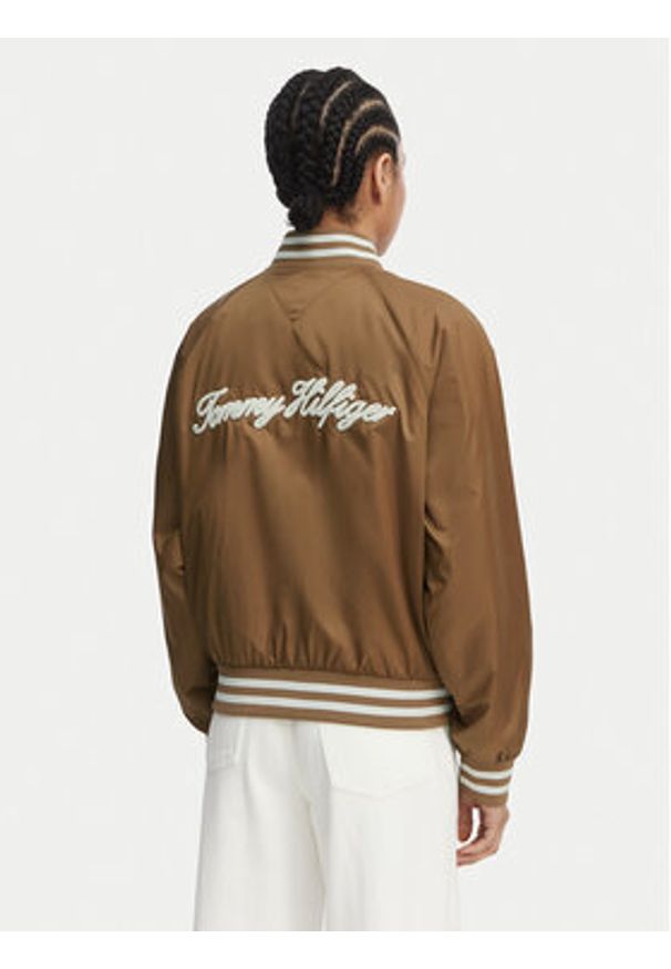 TOMMY HILFIGER - Tommy Hilfiger Kurtka bomber Logo Appliqué WW0WW48618 Brązowy jasny Regular Fit. Kolor: brązowy. Materiał: syntetyk