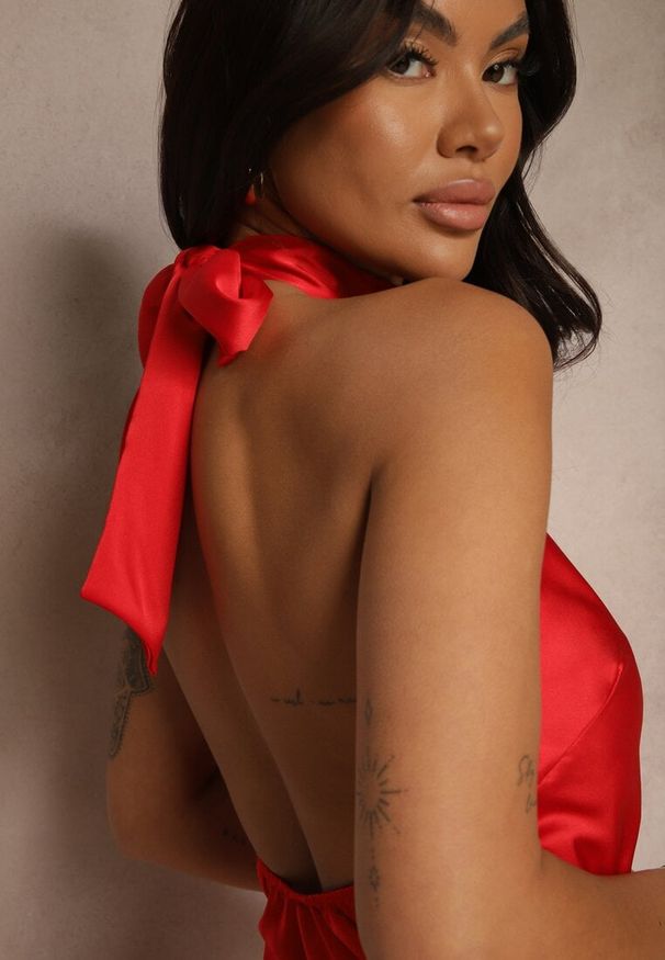 Renee - Czerwona Sukienka Satynowa z Dekoltem Halter i Odkrytymi Plecami Belas. Okazja: na co dzień. Typ kołnierza: dekolt halter. Kolor: czerwony. Materiał: satyna. Typ sukienki: dopasowane. Styl: casual