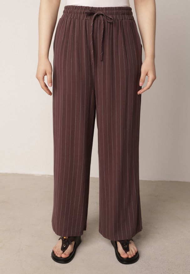 Born2be - Brązowy Wiskozowo-Lniany Komplet w Paski Koszula i Szerokie Spodnie Terasea. Kolor: brązowy. Materiał: wiskoza, len. Wzór: paski