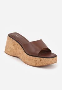 Renee - Brązowe Klapki z Kwadratowym Noskiem VICES na Koturnie z Fakturą Korka Kahliliana. Kolor: brązowy. Wzór: haft. Sezon: lato. Obcas: na koturnie. Styl: boho, wakacyjny, elegancki #7