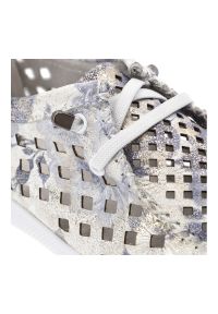 Półbuty damskie Artiker, cholewka ze skóry naturalnej licowej z ażurowymi wycięciami i nadrukiem na płaskiej podeszwie, białe, 58C0712. Okazja: na co dzień. Zapięcie: sznurówki. Kolor: biały. Materiał: skóra. Szerokość cholewki: normalna. Wzór: nadruk, ażurowy. Obcas: na płaskiej podeszwie. Styl: elegancki, casual #6