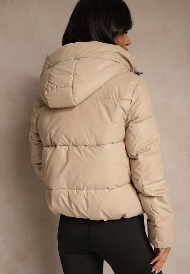 Renee - Beżowa Kurtka Puffer z Pikowanymi Przeszyciami i Kapturem Renaria. Okazja: na co dzień. Typ kołnierza: kaptur. Kolor: beżowy. Materiał: poliester, jeans. Sezon: zima. Styl: casual