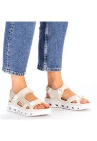 Komfortowe sandały damskie na rzepy beżowe Rieker 64074-60 beżowy. Zapięcie: rzepy. Kolor: beżowy
