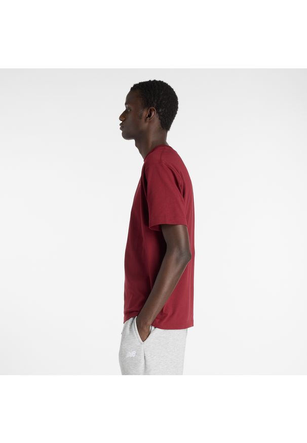 Koszulka męska New Balance MT41533MHB – bordowa. Kolor: czerwony. Materiał: bawełna, dresówka. Długość rękawa: krótki rękaw. Długość: krótkie