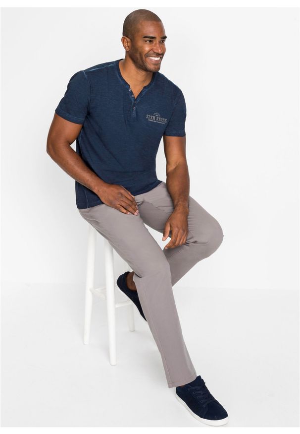 bonprix - Shirt z dekoltem henley i efektem wytarcia, krótki rękaw. Typ kołnierza: typu henley. Kolor: niebieski. Długość rękawa: krótki rękaw. Długość: krótkie. Wzór: nadruk
