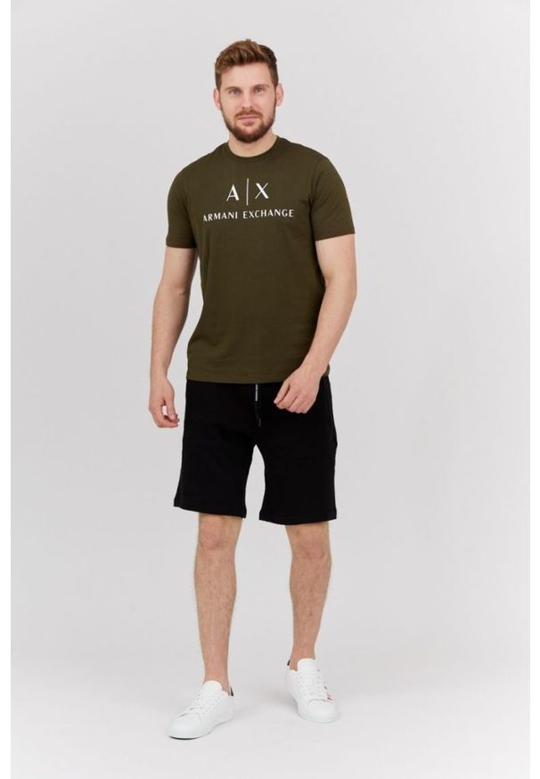Armani Exchange - ARMANI EXCHANGE Oliwkowy t-shirt męski z białym logo, Rozmiar XL. Kolor: zielony. Materiał: prążkowany