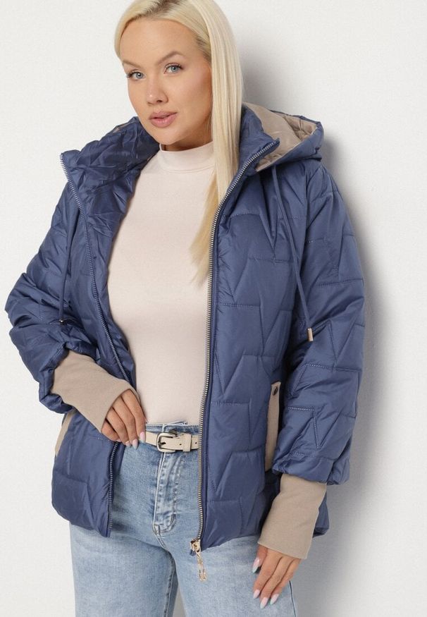 Born2be - Niebieska Pikowana Kurtka o Prostym Kroju z Kapturem Tulorisa. Okazja: na co dzień, na spacer. Typ kołnierza: kaptur. Kolekcja: plus size. Kolor: niebieski. Materiał: jeans. Wzór: aplikacja. Styl: casual, klasyczny, elegancki