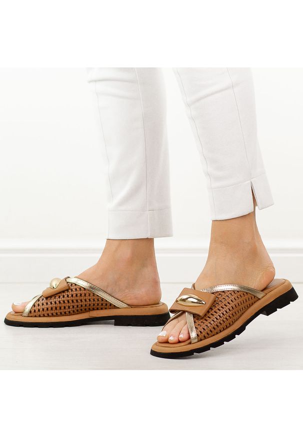 Brązowe skórzane klapki damskie T.Sokolski 26008. Okazja: na co dzień. Kolor: brązowy. Materiał: skóra. Wzór: aplikacja. Sezon: wiosna, lato. Styl: casual, elegancki, klasyczny