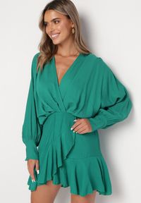 Born2be - Zielona Sukienka Appobe. Okazja: na imprezę. Typ kołnierza: dekolt w serek. Kolor: zielony. Materiał: wiskoza, tkanina. Wzór: aplikacja. Typ sukienki: kopertowe. Długość: mini #1