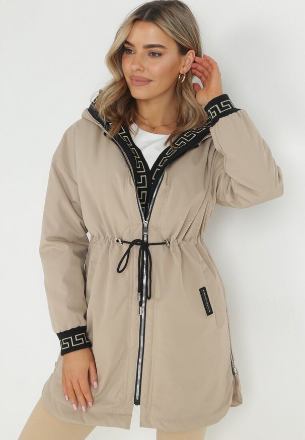 Born2be - Ciemnobeżowa Kurtka Parka z Nieodpinanym Kapturem i Dekoracyjnym Ściągaczem Imola. Kolor: beżowy