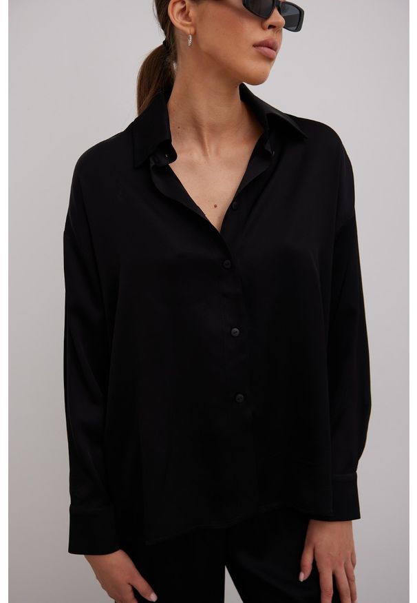 Marsala - Luźna koszula z satyny w kolorze TOTALLY BLACK - LACERTA-S/M. Okazja: na spotkanie biznesowe, na co dzień, do pracy, na spacer. Materiał: satyna. Długość rękawa: długi rękaw. Długość: długie. Styl: biznesowy, klasyczny, casual, elegancki