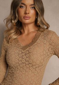 Renee - Beżowa Bluzka Longsleeve z Koronki z Falbankami przy Rękawach Isonea. Okazja: na co dzień. Typ kołnierza: kołnierz z falbankami. Kolor: beżowy. Materiał: koronka. Długość rękawa: długi rękaw. Wzór: koronka. Styl: klasyczny, casual, elegancki #4