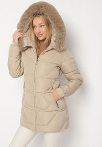 Born2be - Ciemnobeżowa Pikowana Kurtka z Kapturem z Futerkiem Nenadria. Okazja: na spotkanie biznesowe, do pracy, na co dzień. Typ kołnierza: kaptur. Kolor: beżowy. Materiał: futro. Wzór: aplikacja. Styl: casual, biznesowy #1