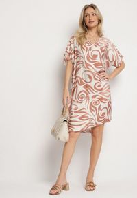 Born2be - Brązowa Pudełkowa Sukienka w Ornamentalny Wzór z Wiskozy Tosela. Okazja: na co dzień. Typ kołnierza: dekolt w serek. Kolor: brązowy. Materiał: wiskoza. Długość rękawa: krótki rękaw. Typ sukienki: proste, sportowe, w kształcie A. Styl: elegancki, casual, sportowy, klasyczny #3