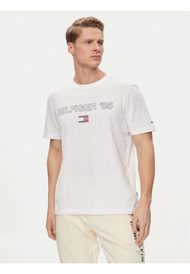 TOMMY HILFIGER - Tommy Hilfiger T-Shirt 85' MW0MW34427 Biały Regular Fit. Kolor: biały. Materiał: bawełna