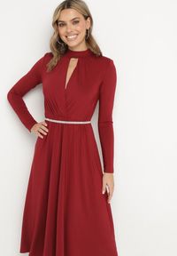 Born2be - Bordowa Rozkloszowana Sukienka z Ozdobnym Wycięciem i Usztywnioną Linią Ramion Rivfedi. Okazja: na co dzień, na imprezę. Kolor: czerwony. Długość rękawa: długi rękaw. Typ sukienki: proste. Styl: casual, elegancki #2