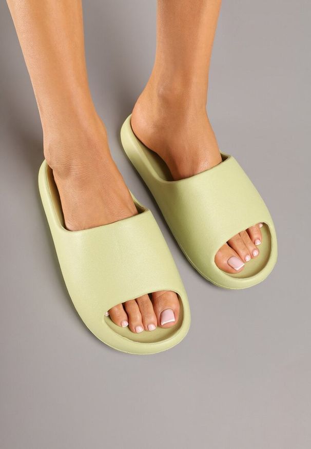 Born2be - Jasnozielone Klapki z Pianki w Minimalistycznym Stylu Sonalea. Okazja: na plażę, na co dzień. Kolor: zielony. Wzór: ażurowy. Styl: casual