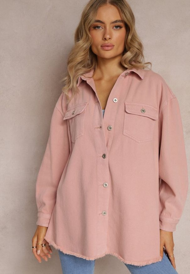 Renee - Różowa Bawełniana Jeansowa Kurtka Oversize z Kieszeniami i Metalowymi Guzikami Malvo. Typ kołnierza: kołnierzyk klasyczny. Kolor: różowy. Materiał: bawełna, jeans. Długość rękawa: długi rękaw. Długość: długie. Styl: klasyczny