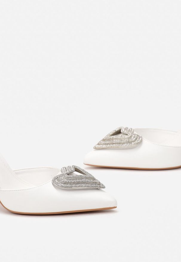 Born2be - Białe Sandały na Szpilce z Ozdobnym Serduszkiem i Cyrkonaimi Demira. Zapięcie: sprzączka. Kolor: biały. Wzór: gładki, aplikacja. Obcas: na szpilce. Styl: klasyczny