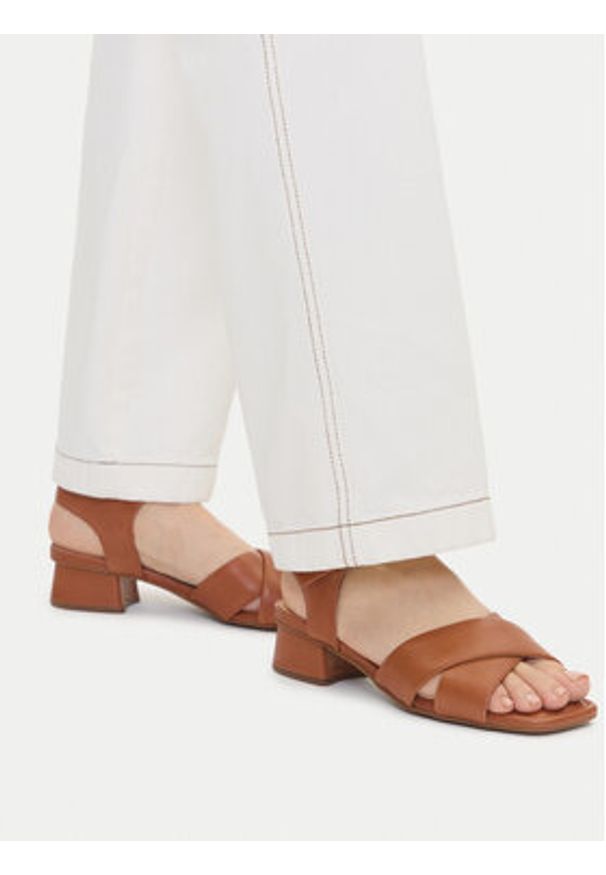 Clarks Sandały Serina35 Cross 26181346 Brązowy. Kolor: brązowy. Materiał: skóra