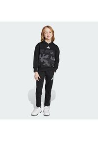 Adidas - Dres Seasonal Essentials Little Kids Camo Fleece Jogger Set. Okazja: na uczelnię. Kolor: czarny, biały, wielokolorowy. Materiał: dresówka. Styl: sportowy
