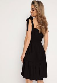 Born2be - Czarna Rozkloszowana Sukienka z Bawełny z Gumką w Talii na Ramiączkach Gelfea. Kolor: czarny. Materiał: bawełna. Długość rękawa: na ramiączkach. Typ sukienki: rozkloszowane. Styl: klasyczny #2