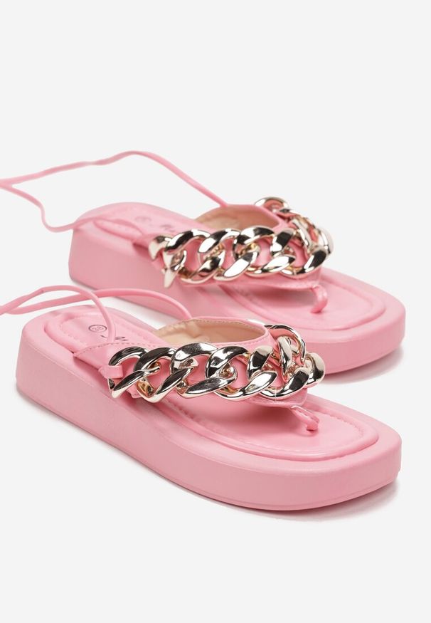 Renee - Fuksjowe Sandały Japonki z Ozdobnym Paskiem z Łańcuchem i Wiązaniem wokół Łydki Fephira. Zapięcie: pasek. Kolor: różowy. Sezon: wiosna, lato