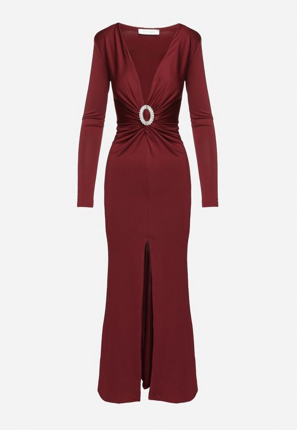 Born2be - Bordowa Wieczorowa Taliowana Sukienka Ozdobiona Marszczeniem i Metaliczną Aplikacją Emirella. Kolor: czerwony. Wzór: aplikacja. Typ sukienki: proste. Styl: wizytowy