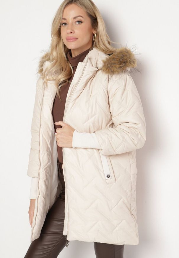 Born2be - Jasnobeżowa Pikowana Kurtka z Odpinanym Kapturem i Futerkiem Ozdobiona Ściągaczami Ellonaria. Okazja: na spacer, na co dzień. Kolor: beżowy. Materiał: futro. Wzór: aplikacja. Sezon: zima. Styl: casual, elegancki