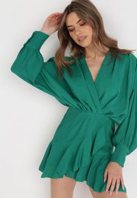 Born2be - Zielona Sukienka Appobe. Okazja: na imprezę. Typ kołnierza: dekolt w serek. Kolor: zielony. Materiał: wiskoza, tkanina. Wzór: aplikacja. Typ sukienki: kopertowe. Długość: mini #1