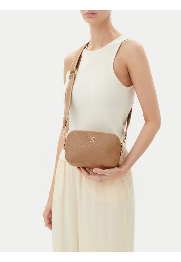 TOMMY HILFIGER - Tommy Hilfiger Torebka Th Distinct Camera Bag Mono AW0AW17221 Brązowy. Kolor: brązowy. Materiał: skórzane
