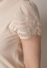 Born2be - Beżowy Bawełniany T-shirt z Koronkowymi Rękawami Carilynore. Okazja: na co dzień. Kolor: beżowy. Materiał: bawełna, koronka. Styl: casual, klasyczny, elegancki #4