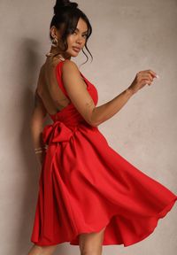 Renee - Czerwona Sukienka o Rozkloszowanym Fasonie z Kokardą na Tyle Soneritia. Typ kołnierza: kokarda. Kolor: czerwony. Styl: elegancki #4