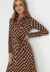 Born2be - Pomarańczowo-Czarna Sukienka Koszulowa Rozkloszowana Senecio. Okazja: na spotkanie biznesowe, na co dzień, na randkę, do pracy. Kolor: pomarańczowy. Materiał: dzianina, materiał. Wzór: geometria. Typ sukienki: koszulowe. Styl: biznesowy, casual, elegancki. Długość: midi #3