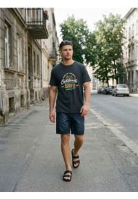 Sinsay - Szorty jeansowe loose jogger z efektem sprania - niebieski. Kolor: niebieski #1