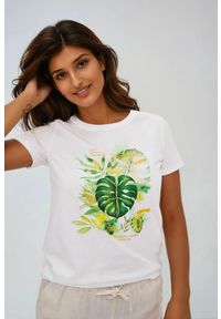 MOODO - T-shirt z tropikalnym nadrukiem biały. Kolor: biały. Materiał: bawełna, elastan. Wzór: nadruk
