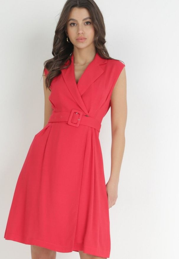 Born2be - Czerwona Kopertowa Sukienka Mini z Wiskozy z Paskiem Ziceza. Kolor: czerwony. Materiał: wiskoza. Długość rękawa: bez rękawów. Typ sukienki: kopertowe. Długość: mini