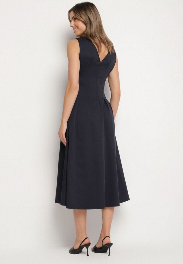 Born2be - Granatowa Sukienka o Rozkloszowanym Kroju z Dekoltem w Serek Alifia. Okazja: na imprezę, na co dzień, na spacer. Typ kołnierza: dekolt w serek. Kolor: niebieski. Długość rękawa: bez rękawów. Typ sukienki: rozkloszowane, proste. Styl: casual, klasyczny