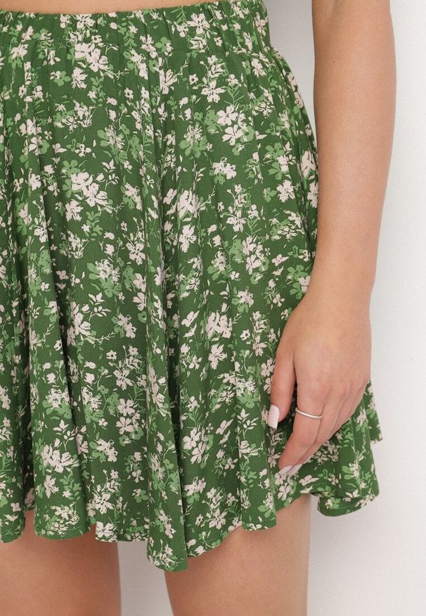 Born2be - Zielone Spódnico-Szorty z Wysokim Stanem Ozdobione Kwiatami Sunileia. Okazja: na plażę, na imprezę. Stan: podwyższony. Kolor: zielony. Wzór: aplikacja, kwiaty. Sezon: lato