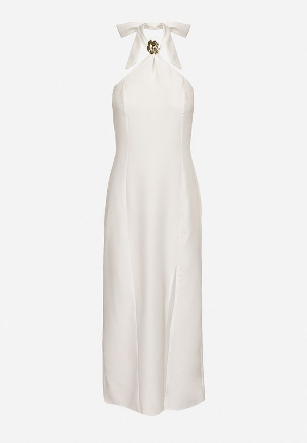 Born2be - Biała Sukienka z Wiskozą z Odkrytymi Plecami i Wiązaniem Zdobiona Broszką Nalorise. Kolor: biały. Materiał: wiskoza. Wzór: aplikacja. Styl: klasyczny, elegancki