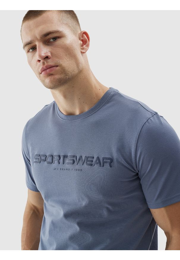 4f - 4F T-shirt regular z nadrukiem męski - niebieski M. Okazja: na co dzień. Kolor: niebieski. Materiał: bawełna, jersey, dzianina. Długość rękawa: krótki rękaw. Długość: krótkie. Wzór: nadruk. Styl: sportowy, klasyczny, casual