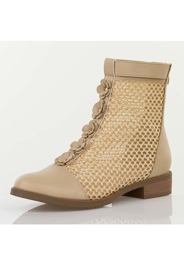 Beżowe wiosenne ażurowe botki damskie Jezzi Asa62-130. Okazja: na co dzień. Kolor: beżowy. Szerokość cholewki: normalna. Wzór: ażurowy. Materiał: skóra. Sezon: wiosna. Obcas: na obcasie. Styl: casual, elegancki, boho, klasyczny. Wysokość obcasa: niski