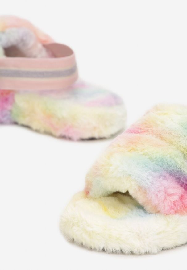 Renee - Żółte Kapcie Pikowane z Pluszowego Futerka Zaliyne. Okazja: na co dzień. Zapięcie: pasek. Kolor: żółty. Materiał: futro. Wzór: aplikacja. Styl: elegancki, casual