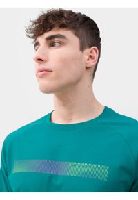 4f - T-shirt regular z nadrukiem męski. Kolor: turkusowy. Materiał: bawełna. Wzór: nadruk