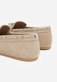 Renee - Ciemnobeżowe Mokasyny Ozdobione Kokardą Koralikami i Przeszyciami Clanrunner. Kolor: beżowy. Materiał: jeans. Wzór: aplikacja. Styl: elegancki #4