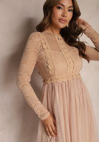Renee - Ciemnobeżowa Elegancka Tiulowa Sukienka o Rozkloszowanym Kroju z Koronką Samelba. Okazja: na imprezę. Kolor: beżowy. Materiał: tiul, koronka. Wzór: koronka. Styl: elegancki