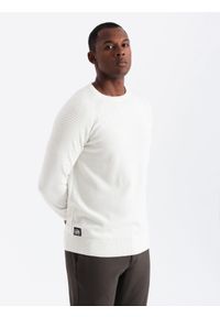 Ombre Clothing - Sweter męski raglan z prążkowanymi rękawami – biały V1 OM-SWSW-0144 - XXL. Okazja: na co dzień. Kolor: biały. Materiał: prążkowany. Długość rękawa: raglanowy rękaw. Wzór: aplikacja, ze splotem, prążki, jednolity. Styl: casual #4