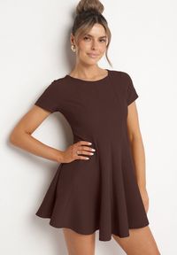Born2be - Brązowa Rozkloszowana Sukienka z Krótkim Rękawem i Ozdobnymi Przeszyciami Meporea. Okazja: na co dzień. Kolor: brązowy. Długość rękawa: krótki rękaw. Styl: casual, elegancki, klasyczny #2
