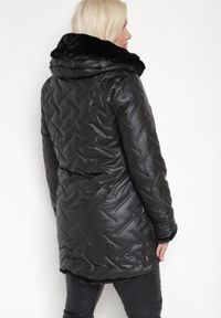 Born2be - Czarna Pikowana Kurtka z Kapturem Ocieplana Futerkiem Lealinea. Okazja: na co dzień. Typ kołnierza: kaptur. Kolekcja: plus size. Kolor: czarny. Materiał: futro. Długość: długie. Styl: casual #3