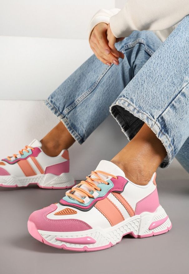 Renee - Różowo-Białe Sneakersy w Streetwearowym Stylu z Ozdobnymi Przeszyciami Isallena. Okazja: na co dzień. Zapięcie: sznurówki. Kolor: różowy